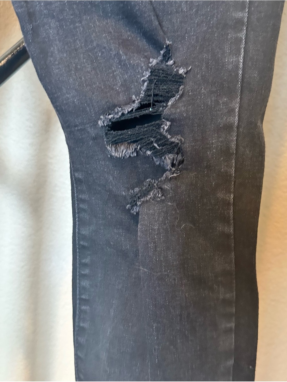 Universal Thread Black Skinny Jeans with Knee Distressing - Picture 3 of 6